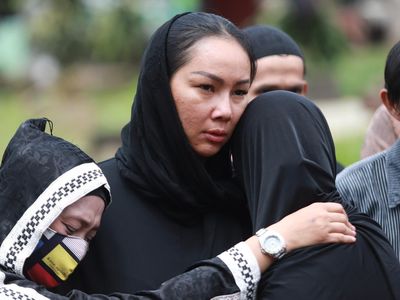 Duka dan Air Mata Kalina Oktarani di Pemakaman Ibunda