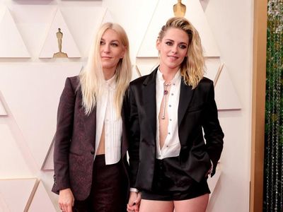 Kristen Stewart Kompak Bareng Kekasih Wanitanya di Oscar 2022