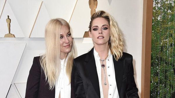 8 Penampilan Kristen Stewart Gandeng & Cium Tunangan Lesbinya di Oscars 2022