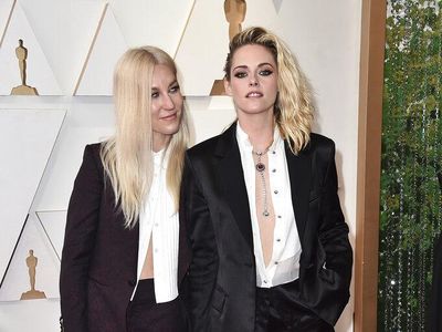 8 Penampilan Kristen Stewart Gandeng & Cium Tunangan Lesbinya di Oscars 2022