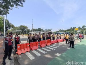 Ada Demo Mahasiswa dan Warga Marunda, Lalin Patung Kuda ke Istana Ditutup Ada Demo Mahasiswa dan Warga Marunda, Lalin Patung Kuda ke Istana Ditutup