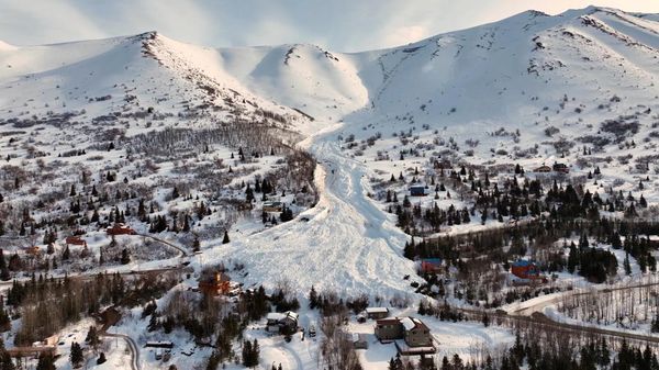 Longsor Salju Besar Banget Hingga Tutupi Jalanan di Alaska