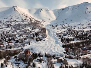 Longsor Salju Besar Banget Hingga Tutupi Jalanan di Alaska