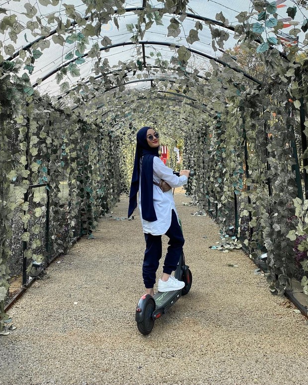 Look boyish nan simple ala Dinda Hauw yang cocok dikenakan saat bukber/instagram.com/dindahw Bagi kalian yang suka dengan gaya simple dan juga boyish dapat mengenakan outfit ala Dinda Hauw seperti pada gambar yaitu memadukan jogger pants dan kemeja putih dan mengenakan sneakers.