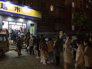 Malam-malam, Warga Shanghai Antre Beli Bahan Makanan Sebelum Lockdown