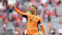 Manuel Neuer sudah berusia 36 tahun, namun Buffon masih memilih kiper milik Bayern Munich itu di urutan ketiga. Foto: (Getty Images)