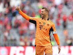 Manuel Neuer sudah berusia 36 tahun, namun Buffon masih memilih kiper milik Bayern Munich itu di urutan ketiga. Foto: (Getty Images)