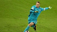Buat seorang kiper, usia Manuel Neuer yang sudah 36 tahun terbilang tidak tua-tua amat. Tapi karena empat tahun lagi usianya sudah kepala empat, Piala Dunia 2022 tampak akan menjadi yang terakhir. Foto: (Getty Images)