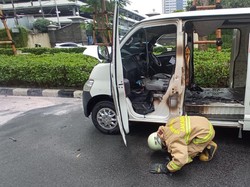 Mobil Ekspedisi Terbakar di SCBD Jaksel, Diduga Akibat Korsleting