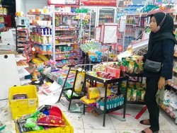 Brak! Mobil Tabrak Minimarket hingga Porak-poranda di Kudus