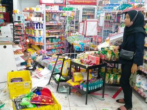 Brak! Mobil Tabrak Minimarket hingga Porak-poranda di Kudus Brak! Mobil Tabrak Minimarket hingga Porak-poranda di Kudus