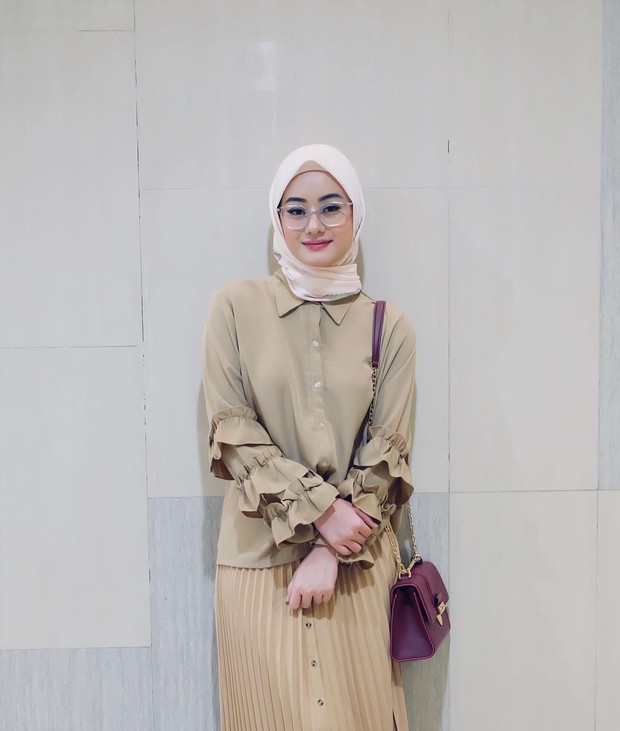 Monkokrom outfit untuk bukber ala Dinda Hauw/instagram.com/dindahw Kerap kali memakai outfit monokrom cocok bagi kalian yang tidak mempunyai banyak pilhan warna pada lemari.
