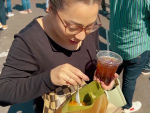 Keseruan Nikita Willy saat Jajan Kuliner Indonesia di Amerika Keseruan Nikita Willy saat Jajan Kuliner Indonesia di Amerika