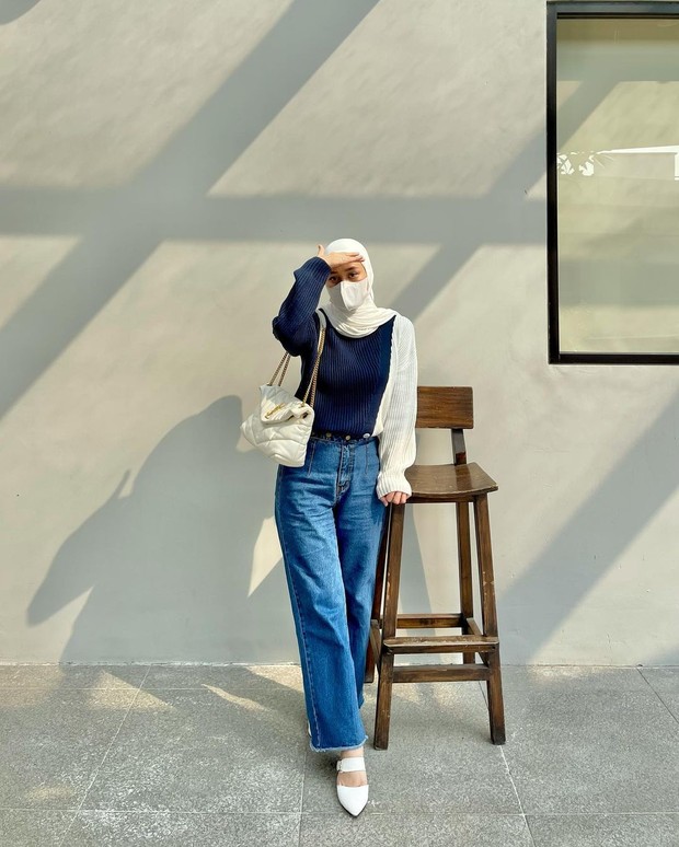 Outfit simple ala Dinda Hauw cocok untuk bukber/instagram.com/dindahw Tampil simple saat bukber nanti, inspirasi outfit by Dinda Hauw yang mengenakan jeans dan sweater.