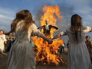 Patung Putin Membara Dibakar Pendukung Ukraina