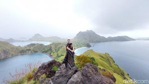 Pulau Padar di Labuan Bajo Saat Hujan, Hijau Banget!