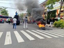 Demo Pemilihan Wabup Pamekasan Ricuh, Bakar Ban Hingga Terobos DPRD