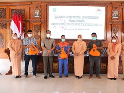Dharma Wanita Kota Mojokerto Bagikan Sembako ke 121 Tenaga Non ASN