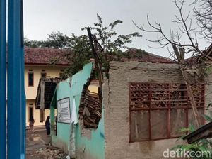 Ruang Kelas MTs di Cipongkor Ambruk Usai Diterjang Angin Kencang
