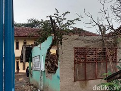 Ruang Kelas MTs di Cipongkor Ambruk Usai Diterjang Angin Kencang