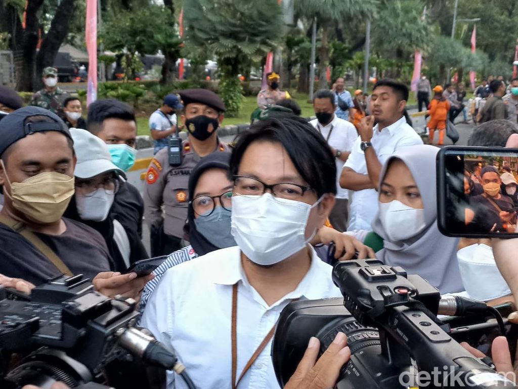 Temui Massa, Ini Respons Perwakilan KSP soal 6 Tuntutan BEM SI Temui Massa, Ini Respons Perwakilan KSP soal 6 Tuntutan BEM SI