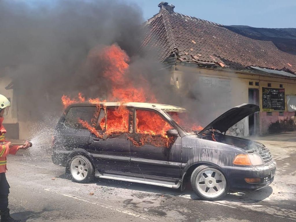 Sempat Ada Ledakan, Mobil Hangus Terbakar di Karanganyar