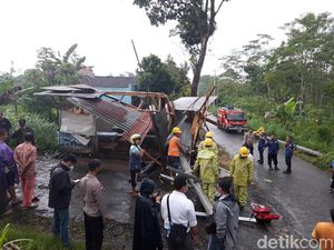 Tiang Listrik Timpa Warung Bakso di Boyolali, Pemilik Kesetrum