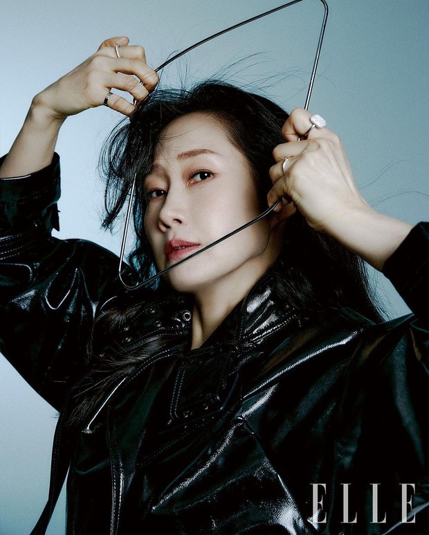 Potret Bae Hae Sun dalam pemotretan bersama ELLE