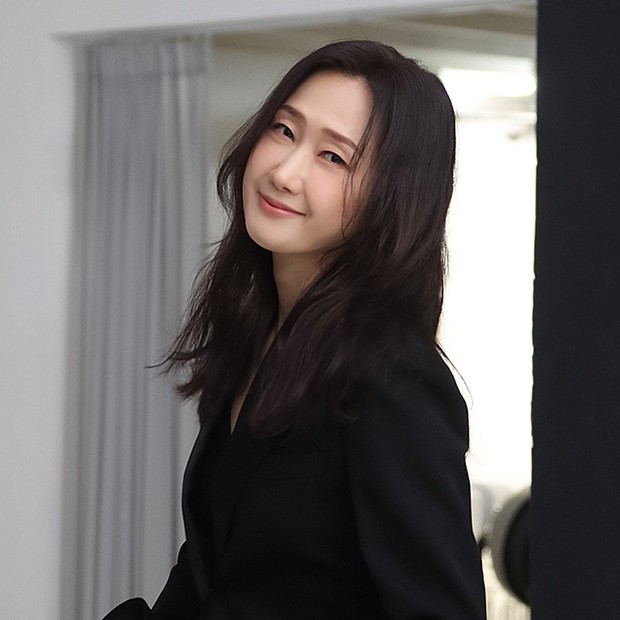 Potret Bae Hae Sun dalam pemotretan bersama ELLE