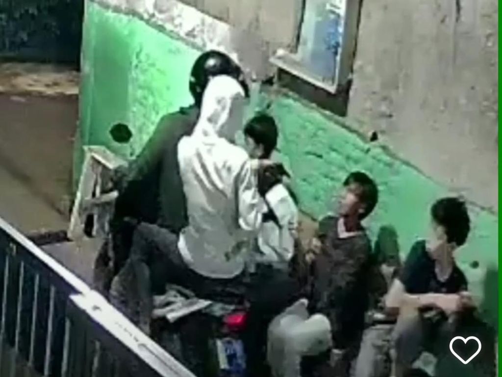 Viral 2 Pria Berpistol Rampas Ponsel ABG di Jakbar, Polisi Selidiki Viral 2 Pria Berpistol Rampas Ponsel ABG di Jakbar, Polisi Selidiki
