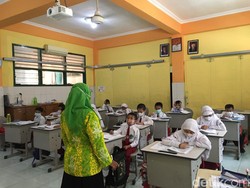 Hari Pertama PTM Kembali 100 Persen di Surabaya Disambut Antusias Siswa