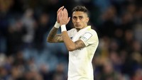 Raphinha, penyerang sayap Leeds asal Brasil berusia 25 tahun dirasa cocok dengan gaya main Barcelona. Sayangnya, Barca nggak punya uang untuk menebusnya seharga 40 juta Euro atau setara Rp 622 miliar (Getty Images)