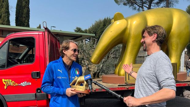 Roberto Mancini mendapat 'penghargaan' Tapiro d'Oro raksasa usai gagal membawa Timnas Italia ke Piala Dunia 2022.