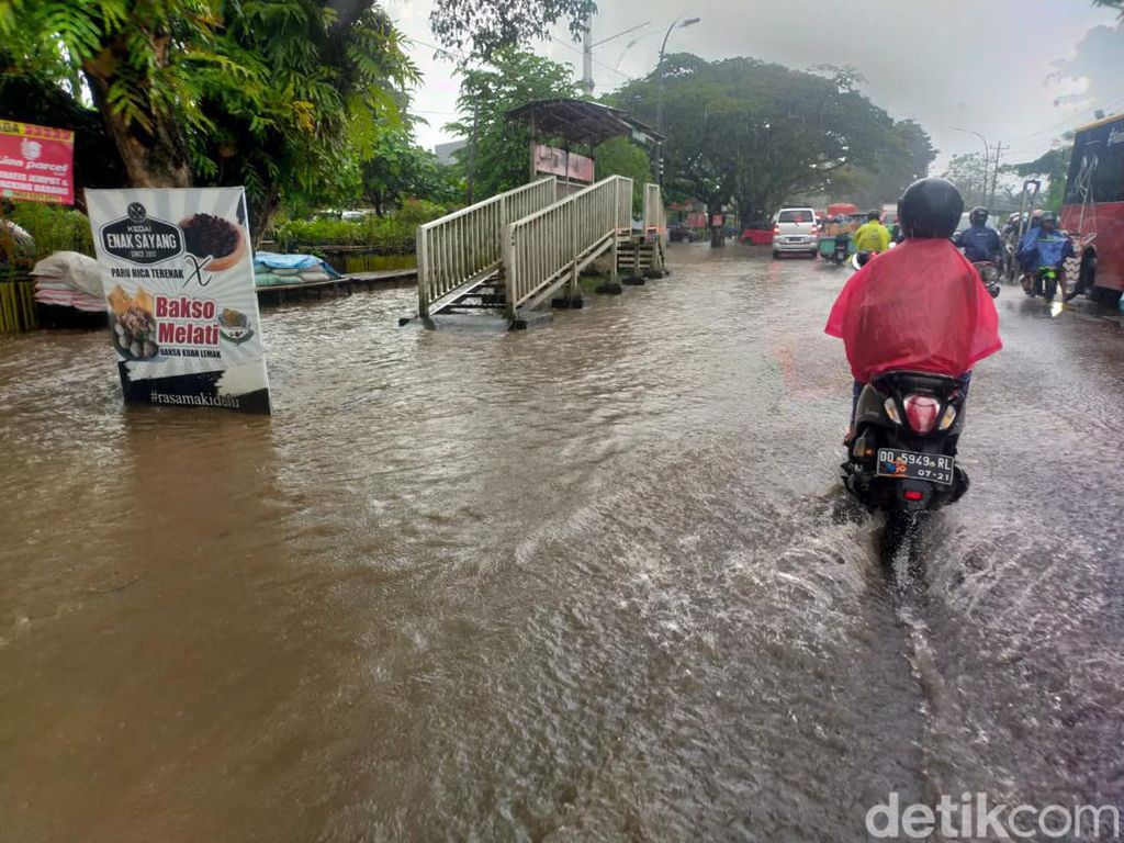 Hujan Sejam di Makassar, Jalan Perintis Kemerdekaan Tergenang Air