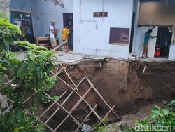 Pondasi Ambrol, Dapur Rumah Warga Banyuwangi Longsor