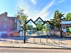 Viral Rumah Cermin Tak Kasat Mata yang Sering Bikin Tertipu