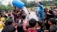 Sambut Ramadan, Warga Magelang Gelar Tradisi Perang Air