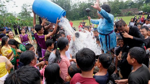Sambut Ramadan, Warga Magelang Gelar Tradisi Perang Air