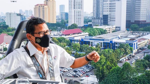 Sandiaga Jajal Resto Melayang di Bundaran Semanggi