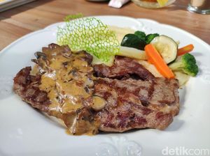 The Manor: Di Kafe Mewah Ini Ada Beefsteak Australia yang Juicy