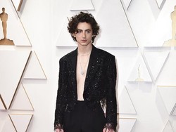 Datang ke Oscar 2022, Timothee Chalamet Tampil Shirtless Pakai Baju Wanita