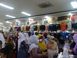 Warga Serbu Toko Pakaian di Majalengka, Berburu Baju Lebaran