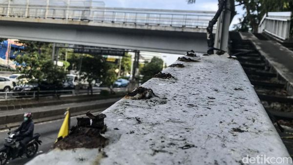 Tolong! Sebagian Pagar Besi JPO Letjen S Parman Hilang