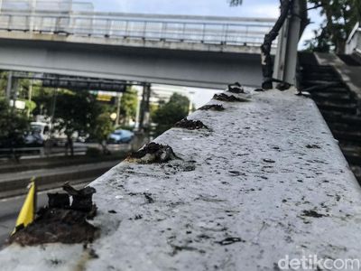 Tolong! Sebagian Pagar Besi JPO Letjen S Parman Hilang