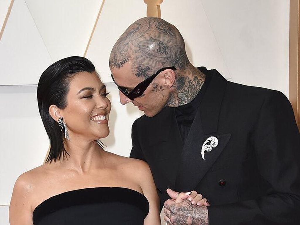 Kourtney Kardashian-Travis Barker Menikah Usai Grammy Awards 2022 Kourtney Kardashian-Travis Barker Menikah Usai Grammy Awards 2022