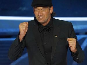 Troy Kotsur Pria Tuli Pertama Raih Best Supporting Actor Oscar 2022 Troy Kotsur Pria Tuli Pertama Raih Best Supporting Actor Oscar 2022