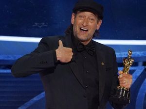 Pria Tuli Pertama di Best Supporting Actor Oscar 2022, Troy Kotsur: Aku Bisa! Pria Tuli Pertama di Best Supporting Actor Oscar 2022, Troy Kotsur: Aku Bisa!