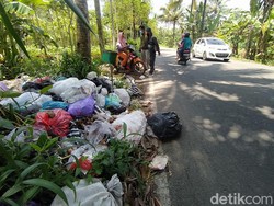 Jorok! Sampah Menumpuk di Pinggir Jalan Mertoyudan Magelang