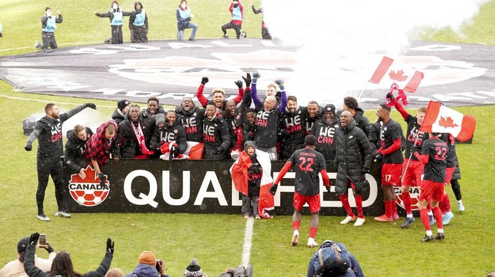 Usai 36 Tahun, Kanada Lolos ke Piala Dunia Lagi Fans cheer and wave Canadian flags before a Canada against Jamaica CONCACAF World Cup soccer qualifying match in Toronto, Sunday, March 27, 2022. (Nathan Denette/The Canadian Press via AP)