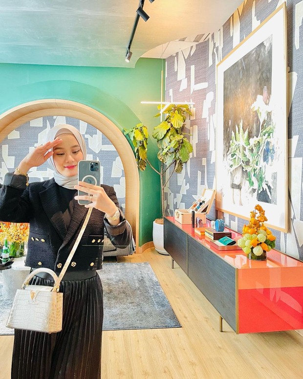 Vibes Korean saat bukber ala Dinda Hauw/instagram.com/dindahw Dinda Hauw mengenakan blazer dan rok plisket berwarna hitam. Outfit ini memberi kesan vibes Korean cocok bagi kalian yang berorientasi pada K-Pop style